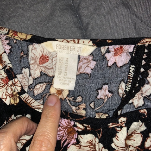SOLD Adorable Floral Off-Shoulder Forever 21 Shirt - Picture 2 of 2